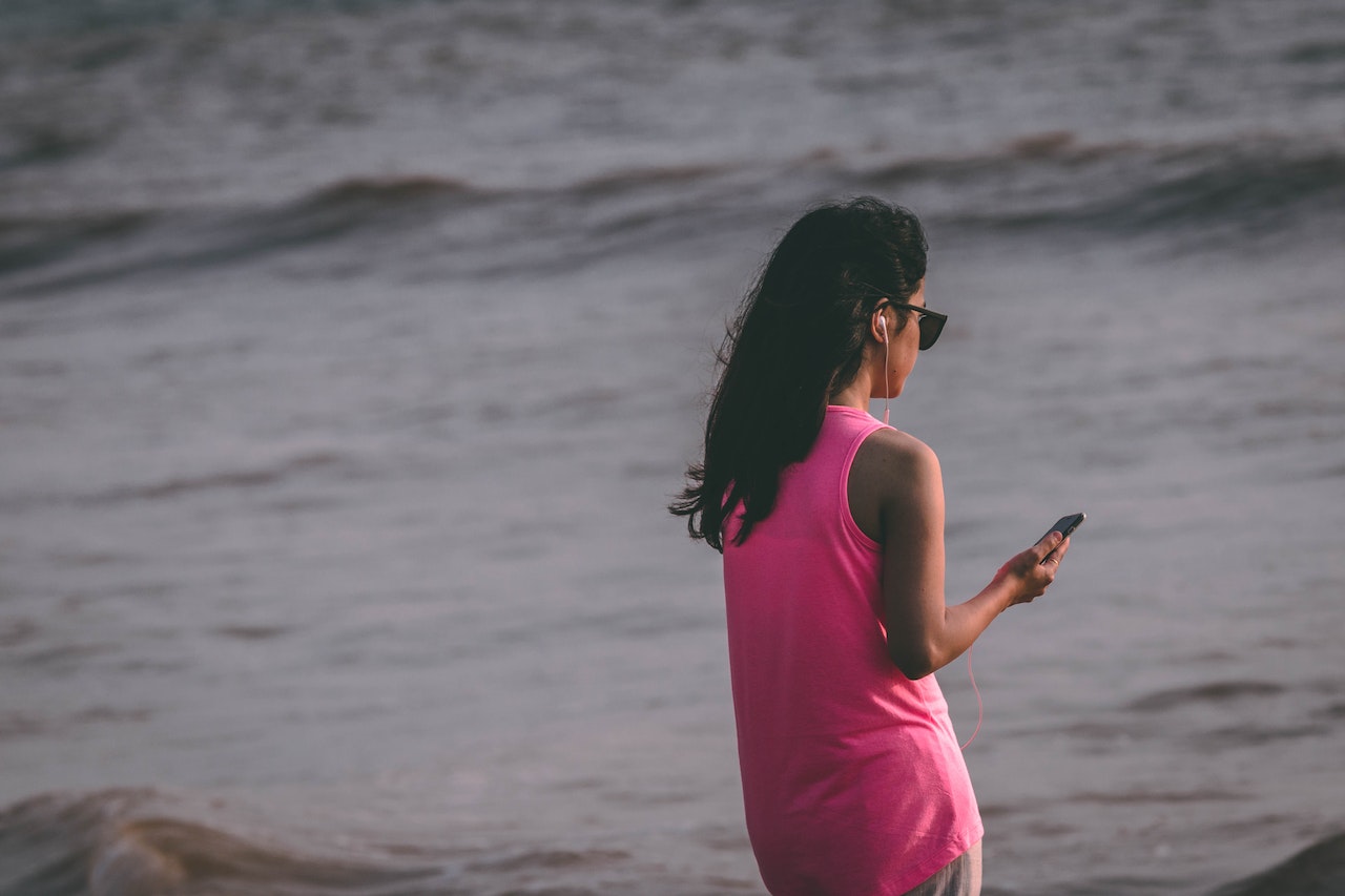 8 Hacks to Protect Your Phone at the Beach